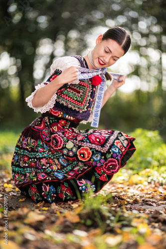 Belle jeune femme slovaque en costume traditionnel. folklore slovaque  photo