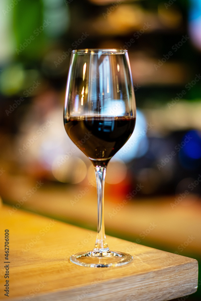 wine glass in the bar - obrazy, fototapety, plakaty 