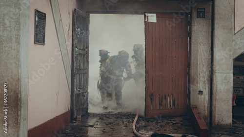 Bomberos apagando un incendio en un colegio en Perú