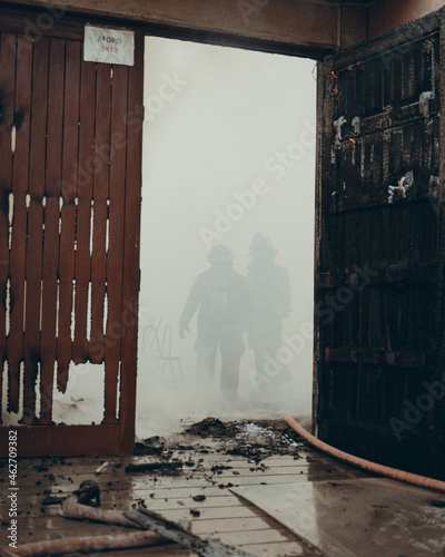 Bomberos apagando un incendio en un colegio en Perú