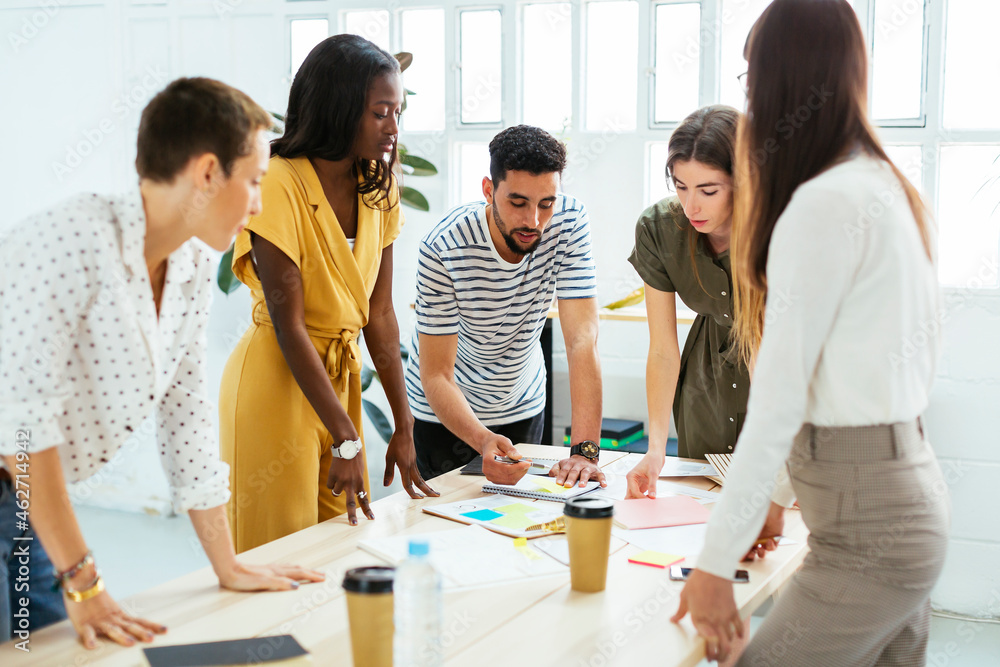 © BONNINSTUDIO/Westend61 - Colleagues working together at desk in office discussing papers © BONNINSTUDIO/Westend61 - Colleagues working together at desk in office discussing papers