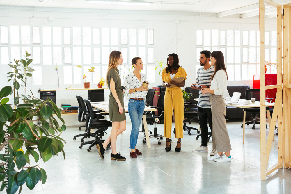 © BONNINSTUDIO/Westend61 - Colleagues standing and brainstorming in office © BONNINSTUDIO/Westend61 - Colleagues standing and brainstorming in office