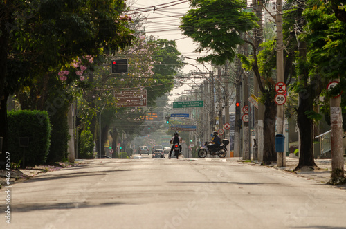 street in the city © Taubatex Imagens