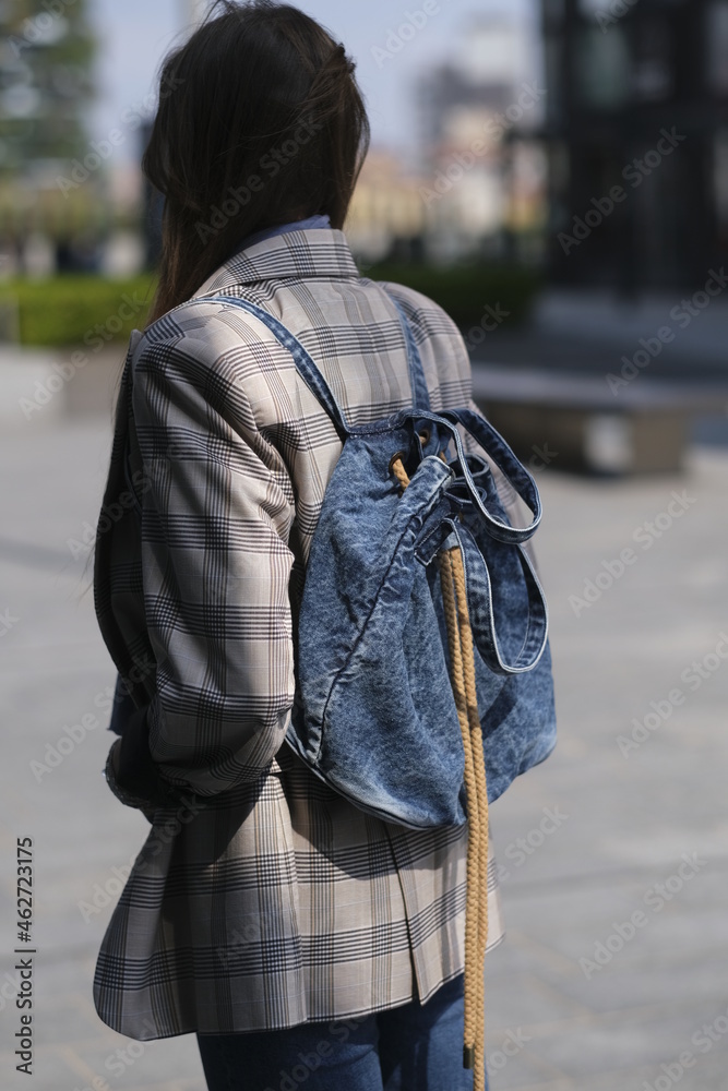 ragazza in jeans in attesa nel centro della città