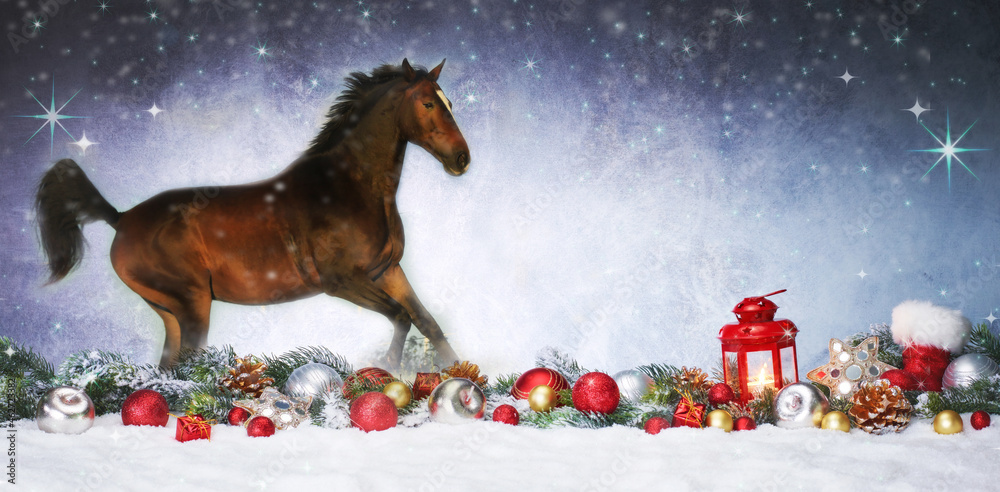 Weihnachten - Braunes Pferd galoppiert über Weihnachtsdeko Stock-Foto