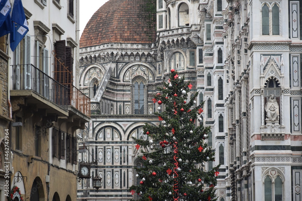 The christmas tree, the cathedral of florence and its surroundings