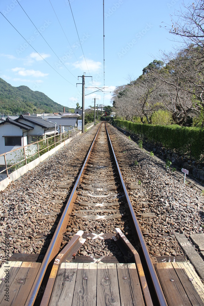 線路の左右が、高低差のある土地の風景