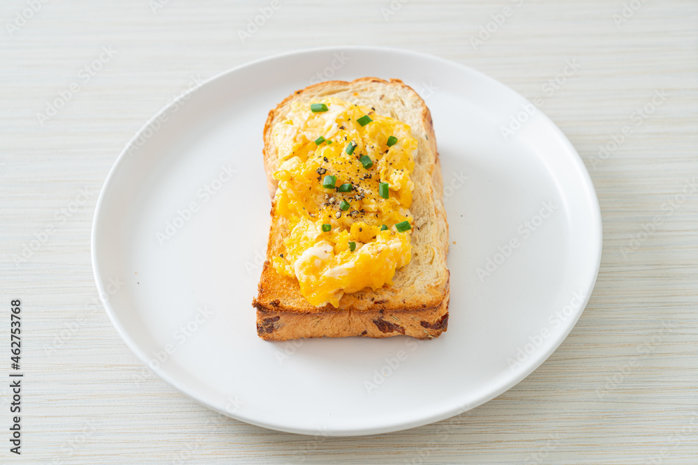 bread toast with scramble egg