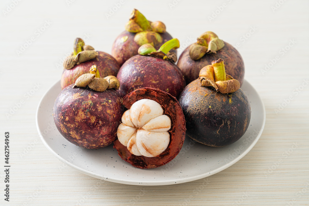 Obraz premium fresh mangosteen on white plate