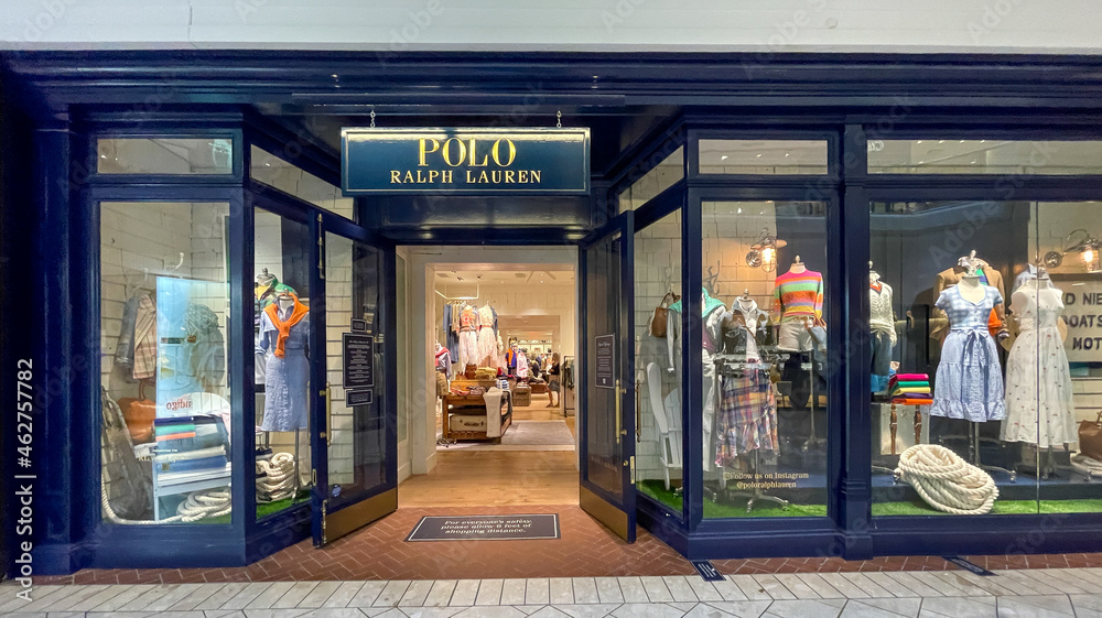 Foto Stock View of the front of a Polo Ralph Lauren clothing store at Short  Hills mall. | Adobe Stock