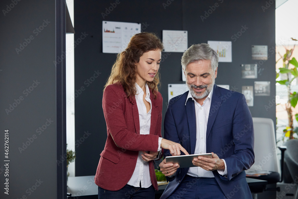 © Rainer Berg/Westend61 - Businessman and businesswoman working together on tablet in office © Rainer Berg/Westend61 - Businessman and businesswoman working together on tablet in office