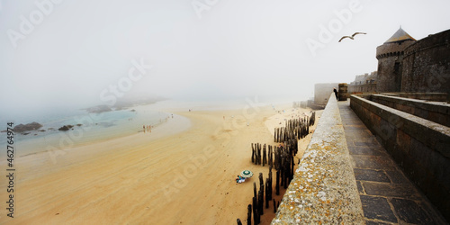 France, Bretagne, Saint-Malo, Beach and fortress in fog
