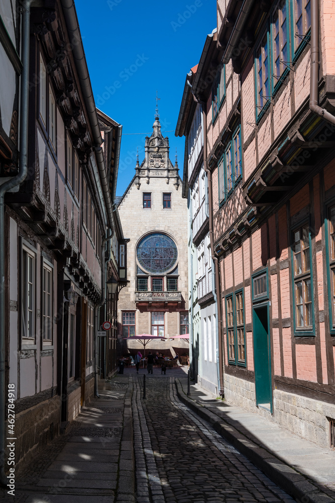 Germany, Saxony-Anhalt, Quedlinburg, Cobblestone alley between half-timbered houses of historical town