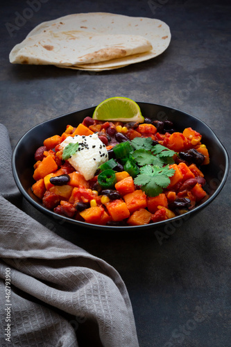 Bowl of Chili sin Carne and flat bread