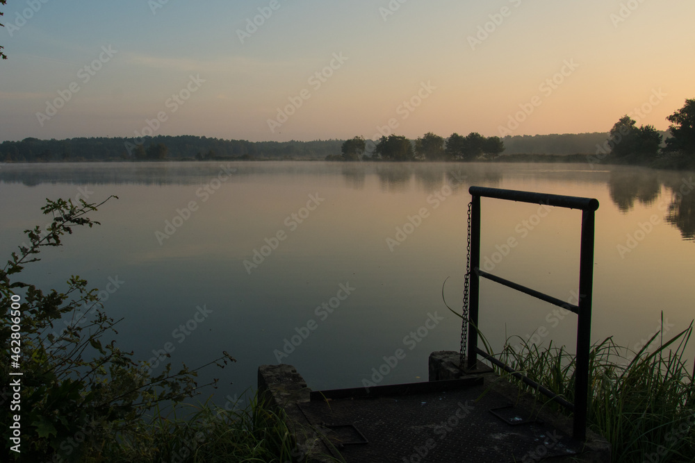 Morgendämmerung am See