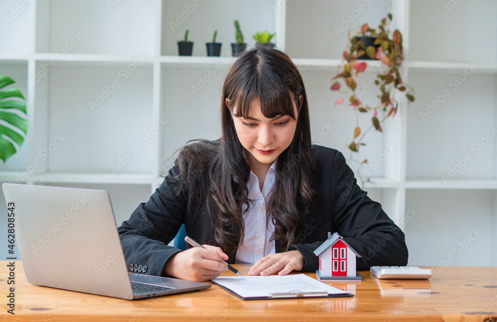 Buyers and real estate agents have agreed to buy and sell by holding hands to rent or buy a house after the documents have been signed within the office. Buyers and real estate agents have agreed to buy and sell by holding hands to rent or buy a house after the documents have been signed within the office.
