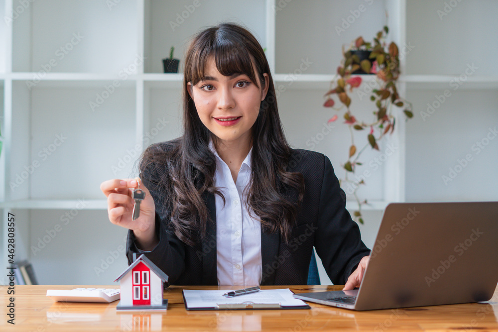 The insurance agent handed over the house key to the customer who agreed to buy the house after negotiating and concluding the contract. The insurance agent handed over the house key to the customer who agreed to buy the house after negotiating and concluding the contract.