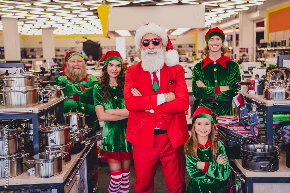 Naklejka premium Portrait of attractive cheerful group super elfs buying domestic home gifts eve December purchase folded ams at store indoors