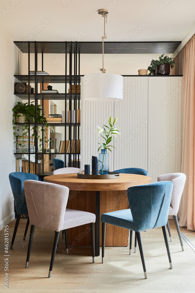 Stylish elegant dining room interior design composition with velvet armchairs, design rouded wooden table and beautiful personal accessories. Glamour interior design inspiration. Template.. - obrazy, fototapety, plakaty 