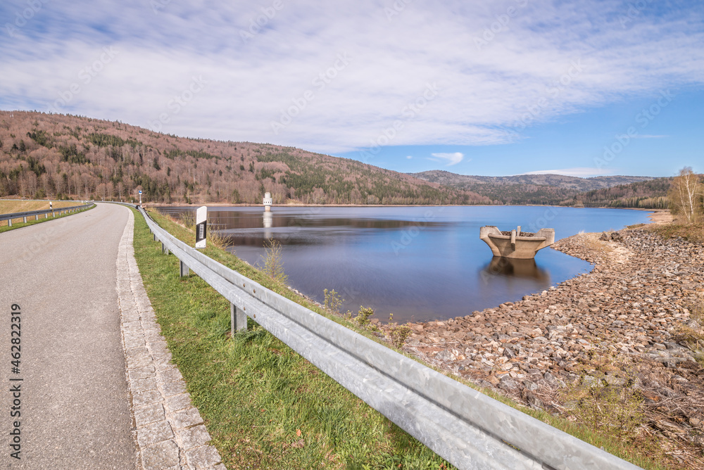 Trinkwassertalsperre in Frauenau im Bayerischen Wald mit Ablauf Überlauf im Sommer mit wenig Wasser gefüllt zur Trockenzeit, Deutschland Trinkwassertalsperre in Frauenau im Bayerischen Wald mit Ablauf Überlauf im Sommer mit wenig Wasser gefüllt zur Trockenzeit, Deutschland