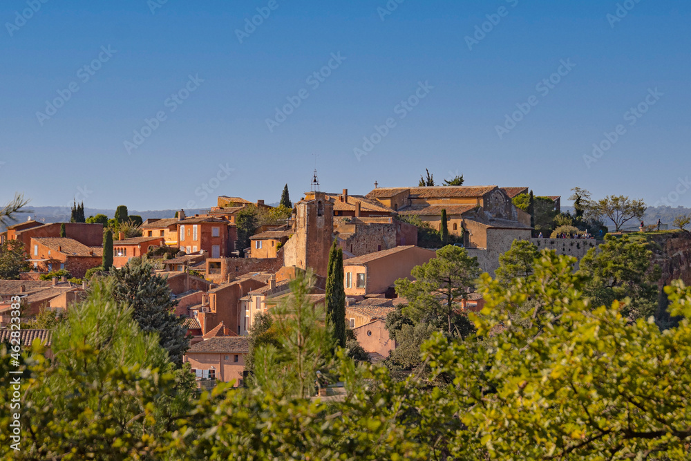 vue du village de Roussillon dans le Vaucluse