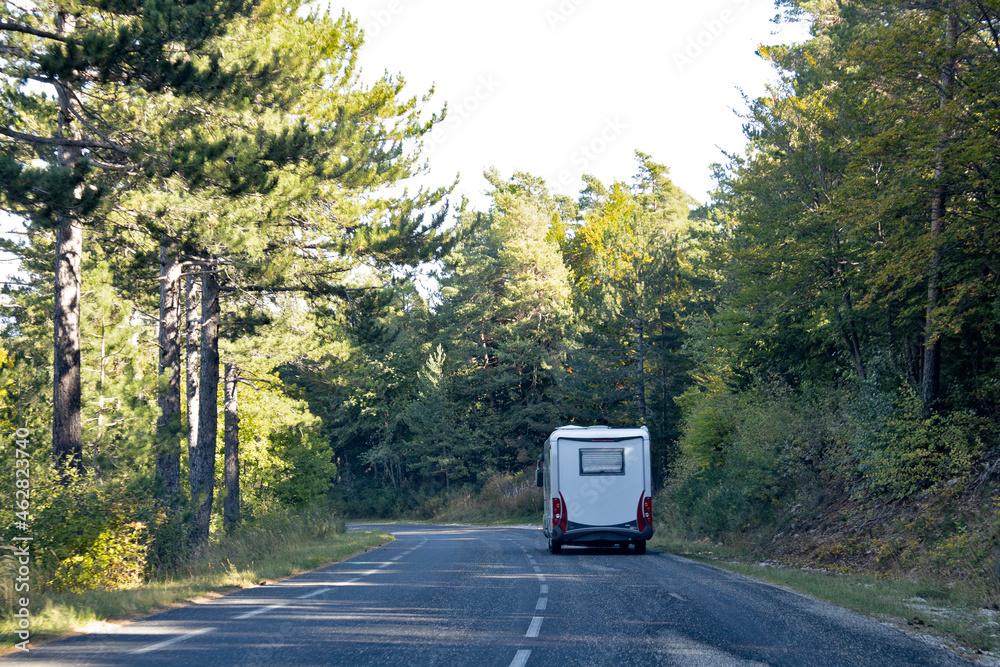 camping-car sur une route de France