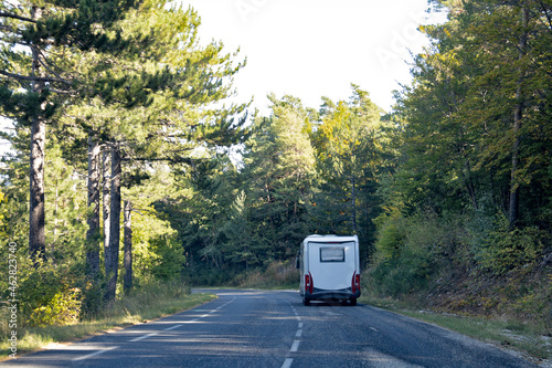 camping-car sur une route de France