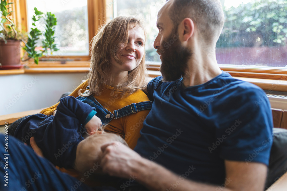© William Perugini/Westend61 - Woman on the sofa breastfeeding her little son and sharing time with her husband © William Perugini/Westend61 - Woman on the sofa breastfeeding her little son and sharing time with her husband