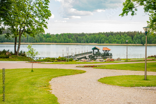 Fototapeta Naklejka Na Ścianę i Meble -  gołdap jezioro molo mostek park ogród