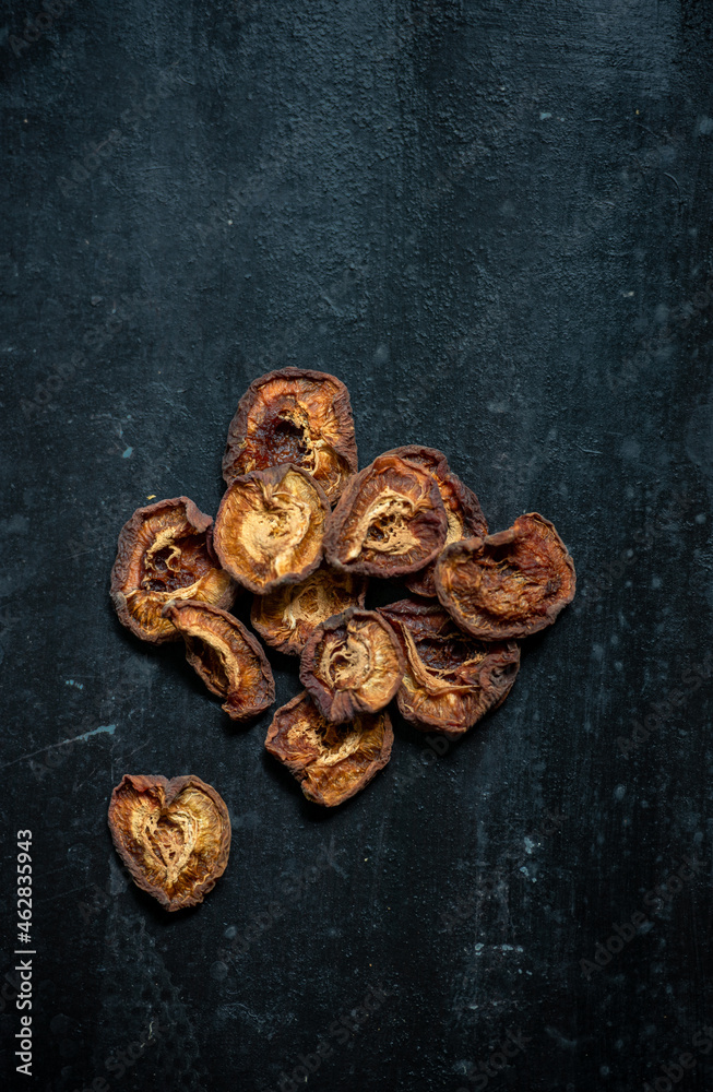 Obraz premium Dried apricots on rustic dark background