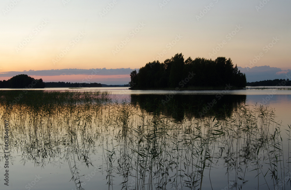 Obraz premium Zaonezhye. Sunrise over the Kizhi island. Lake Onega