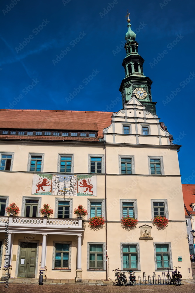 Fototapeta premium pirna, deutschland - rathaus mit sonnenuhr an der südseite