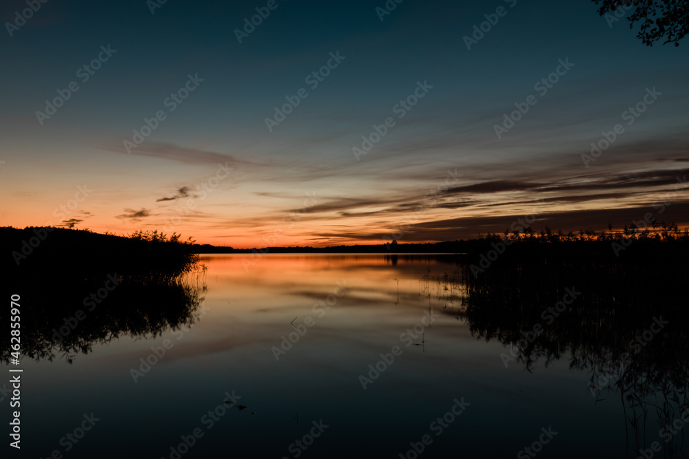 Zachód słońca nad mazurskim jeziorem, mazurskie jezioro z zachodem słońca  - obrazy, fototapety, plakaty 