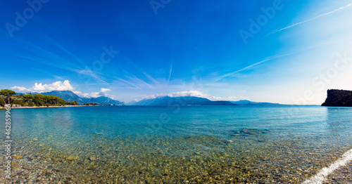 Fototapeta Naklejka Na Ścianę i Meble -  Panorama Landschaft mit Blick aus der Bucht von Manerba del Garda auf den Gardasee