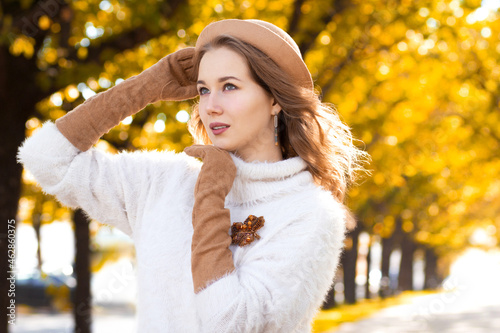 Fotografering Autumn accessories. Hat, gloves, beaded brooch in leaf shape