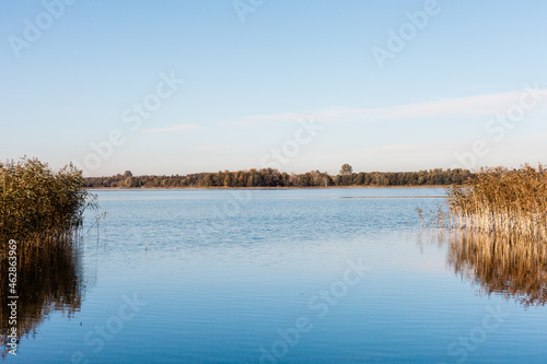 Krajobraz jeziorny o poranku  jezioro w b    kicie  b    kit jeziora  poranek nad jeziorem
