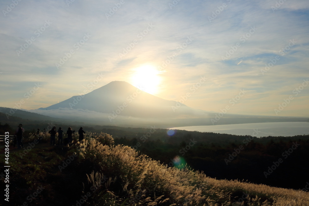 Obraz premium 夕暮れ時染まりゆく富士山のシルエットと空と山中湖