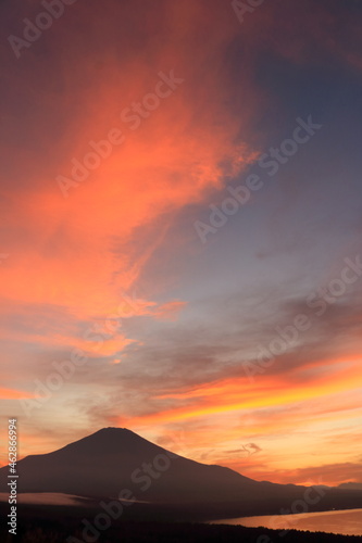 夕暮れ時染まりゆく富士山のシルエットと空と山中湖