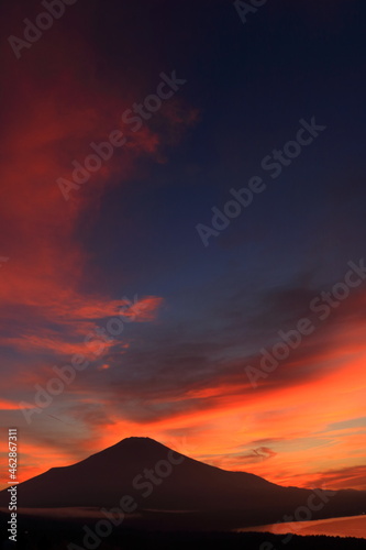 夕暮れ時染まりゆく富士山のシルエットと空と山中湖