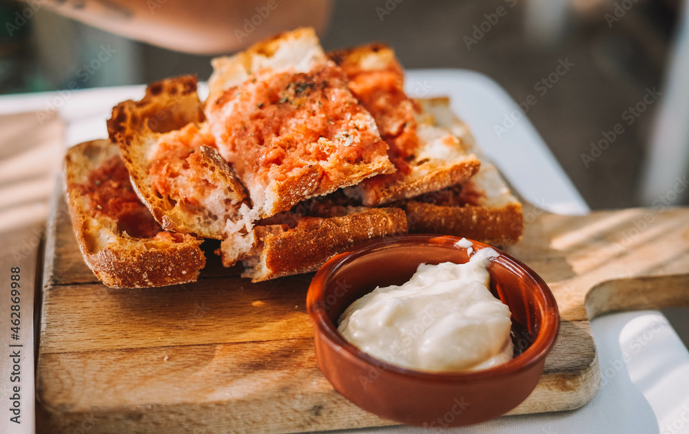 Una tipica racion de pan con tomate y mayonesa de ajo Stock Photo ...