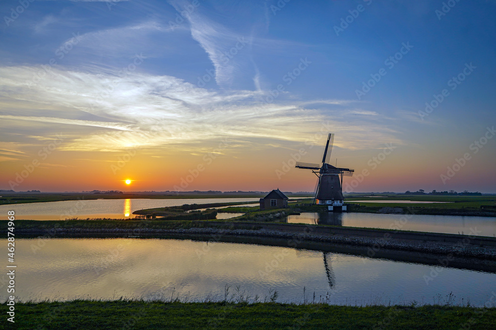 Fototapeta premium Zonsondergang bij de Molen van het Noorden op Texel