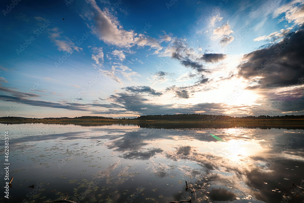 Obraz premium sunset over the lake