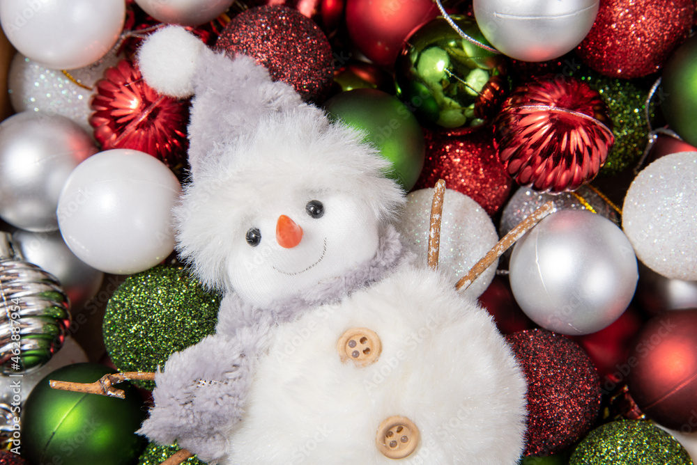Obraz premium Cute white snowman and Christmas toys on a red background. Beautiful new year card