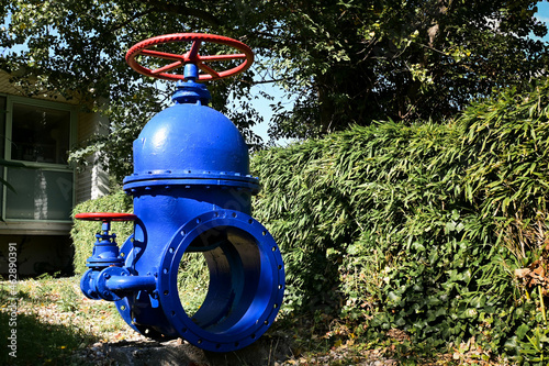 Obraz na plátně grosse vanne bleue et robinet rouge