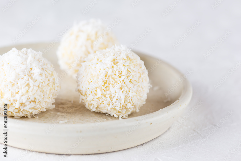 Truffles in white chocolate and coconut. Sugar, gluten and lactose free, vegan.