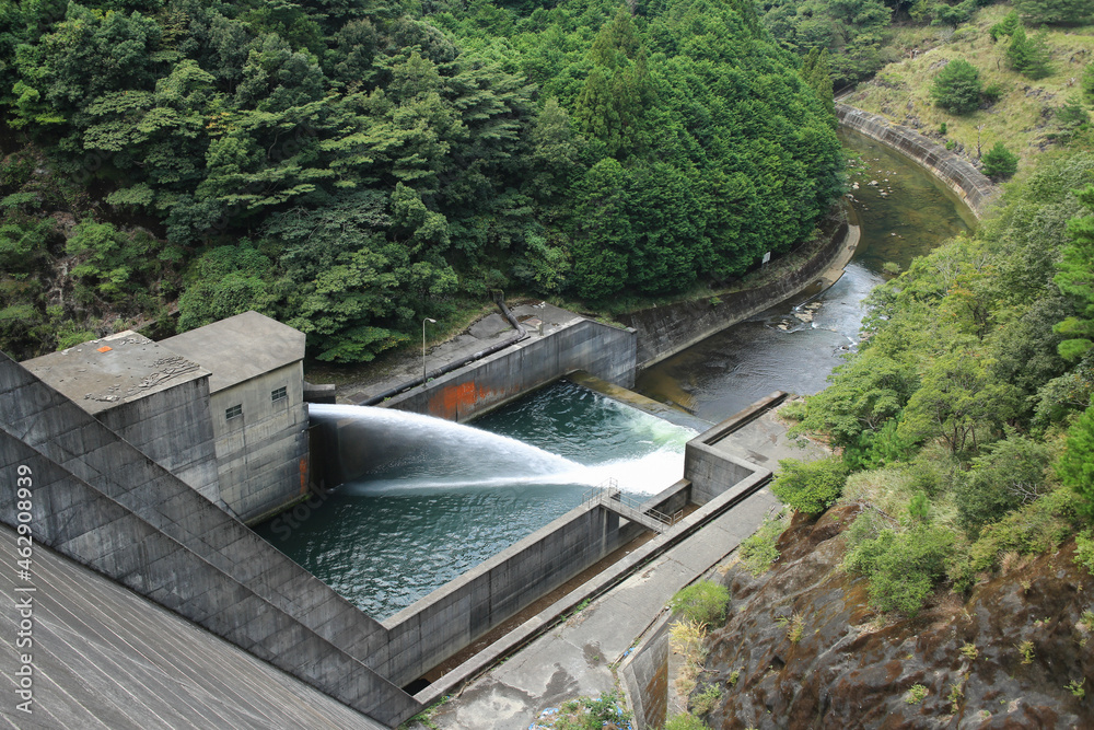 Fototapeta premium 愛媛県宇和島市 山財ダム
