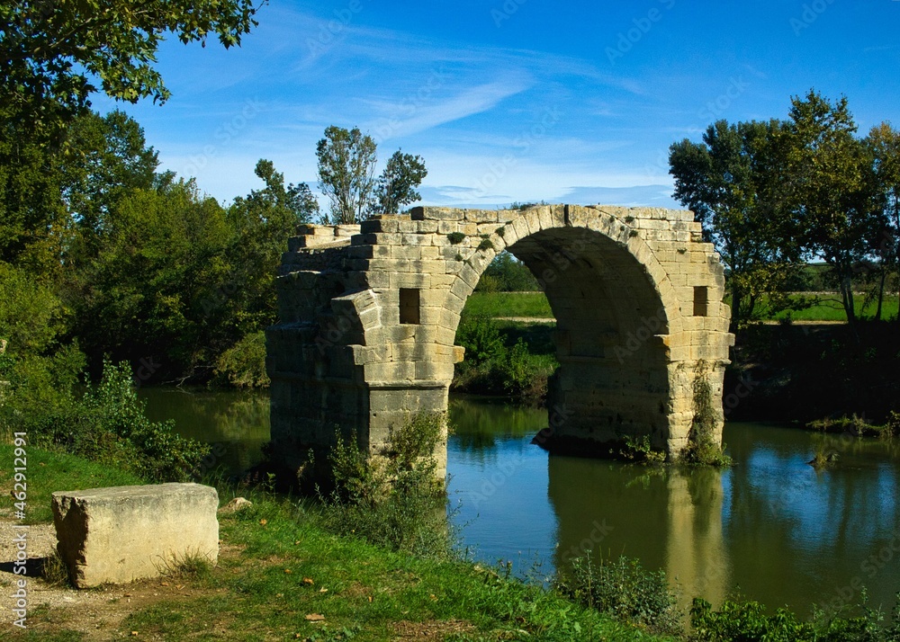 Pont,  vois Domitia et oppidum d'Ambrussum.