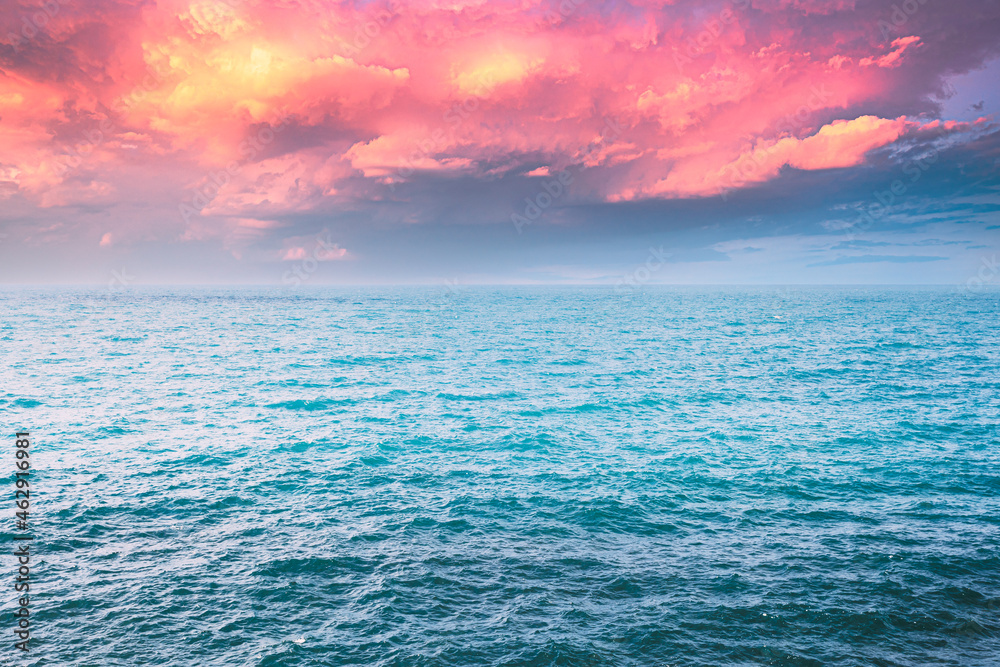 Obraz premium Sea Ocean And Blue Sky Background With Cloudscape in Summer