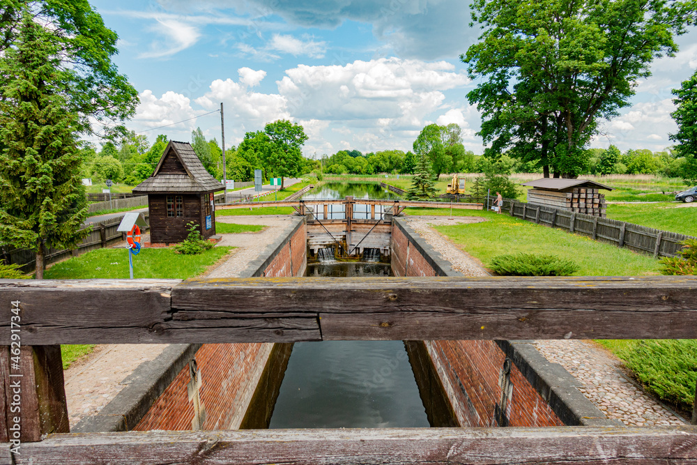 biebrza biebrzański park narodowy rzeka śluza dębowo potok strumień rzeczka łąka pole pola pastwisko