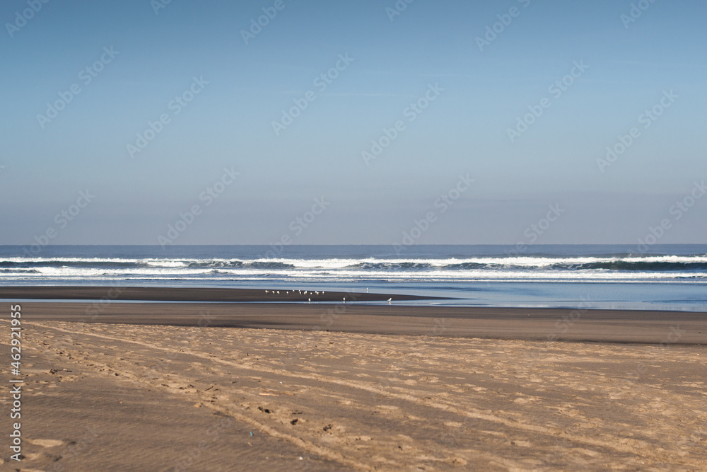 Imagen en horizontal del mar sobre la orilla. Imagen en horizontal del mar sobre la orilla.